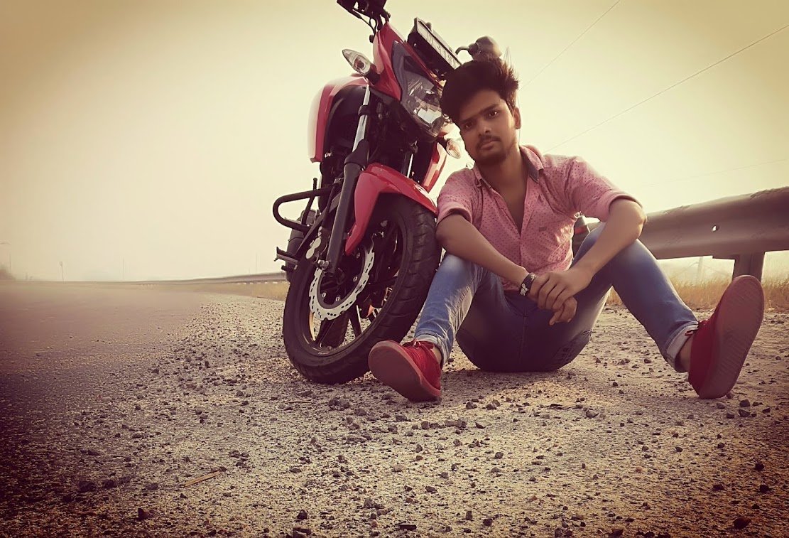 Know About StayMeOnline & Our Team Me and my bike